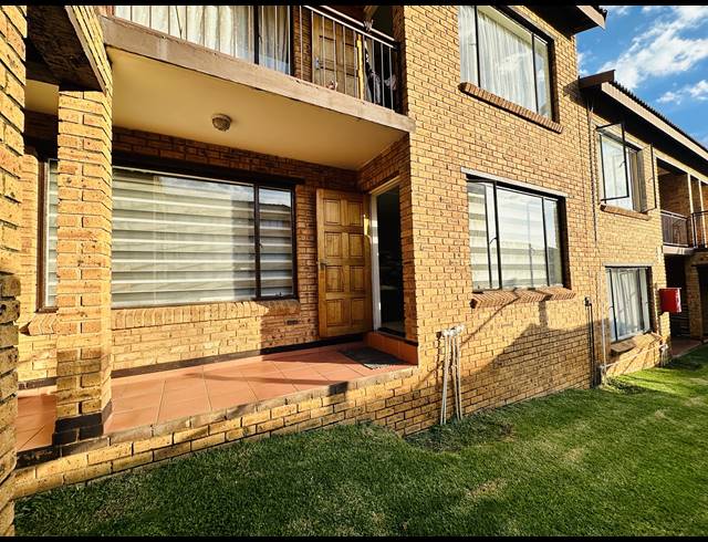 2 BEDROOM TOWNHOUSE FOR SALE IN MEREDALE